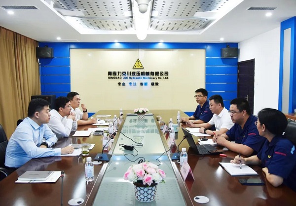 為高質(zhì)量發(fā)展賦能！青島高新區(qū)李天傳主任至力克川液壓調(diào)研2.jpg