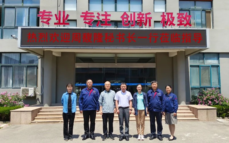 中國工程機(jī)械工業(yè)協(xié)會(huì)設(shè)備管理與維修分會(huì)秘書長(zhǎng)周馥隆一行蒞臨力克川液壓參觀指導(dǎo)1.jpg